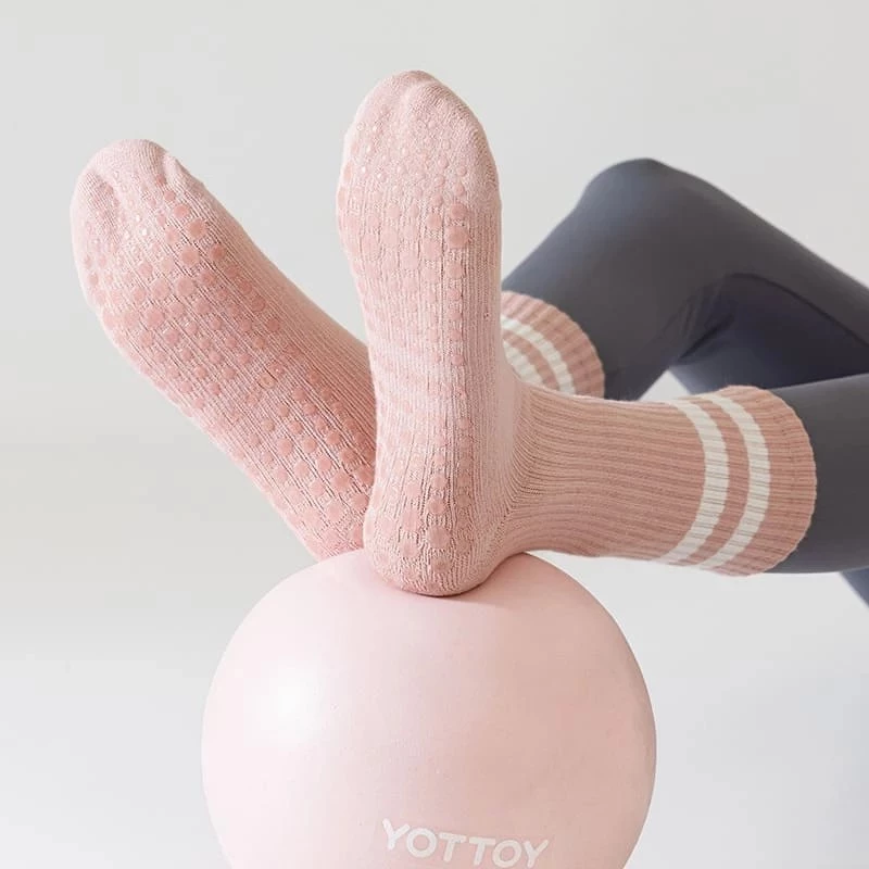 Calcetines de yoga de algodón antideslizantes de media caña con amortiguación para pilates y deportes.
